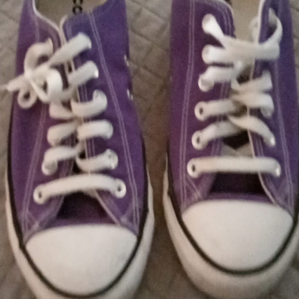 Converse low top tennis shoes purple size 8 in women's size 6 in men's unisex